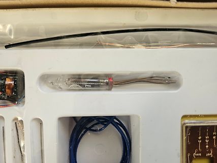 Nahaufnahme eines Glühlämpchens in einem Gehäuse