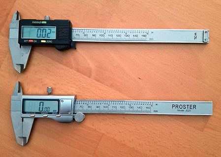 Zwei digitale Messschieber auf Holzuntergrund