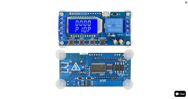 Vorder- und Rückseite einer blauen Steuerplatine mit Display