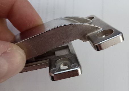 Metallscharnier in einer Hand