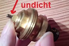 Bauteil mit Hinweis auf Undichtigkeit