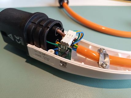 Elektronikkomponenten in einem Gehäuse mit Kabeln
