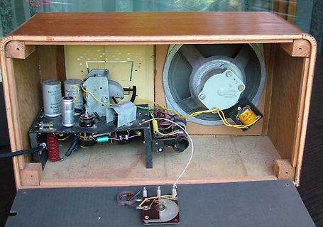Innenansicht eines Lautsprechergehäuses mit Elektronik und Treiber