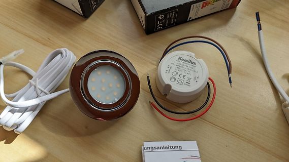 LED Treiber und LED Spot auf Holztisch