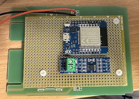 Lochrasterplatine mit ESP32-WROOM-32 Modul und Spannungsregler