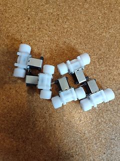 Mehrere kleine Potentiometer auf Holzuntergrund