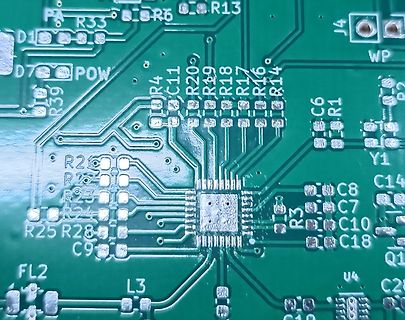 Nahaufnahme einer Leiterplatte mit integriertem Chip