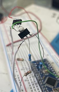 Aufbau auf Breadboard mit Bauteilen und Mikrocontroller