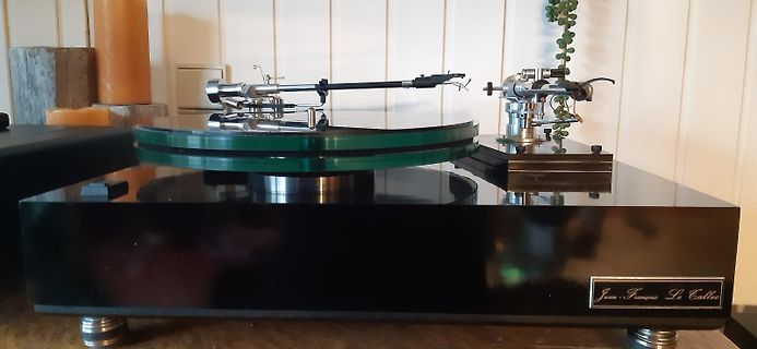 Plattenspieler mit Tonarm und Name auf Gehäuse