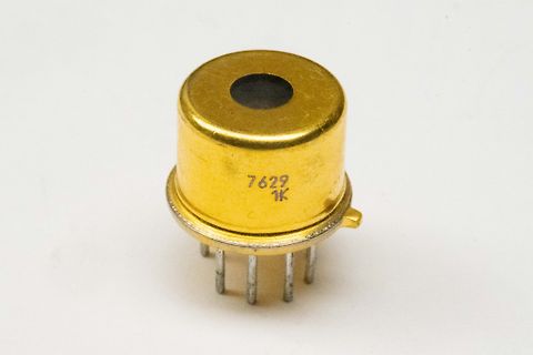 Goldfarbenes elektronisches Bauteil mit Pins