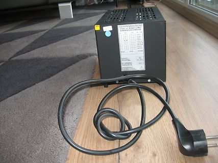 Gleichstromversorgung auf Holzboden