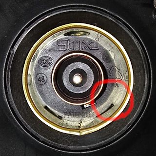 Nahaufnahme einer Kunststofffassung mit Metallring
