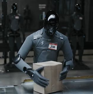 Roboter Jim hält ein Paket