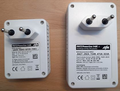 Zwei FRITZ!Powerline Adapter auf Holzoberfläche