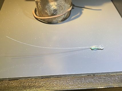 Dünne Drähte an einem Bauteil auf Metalloberfläche