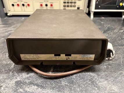 Rückseite eines Keithley Netzteils