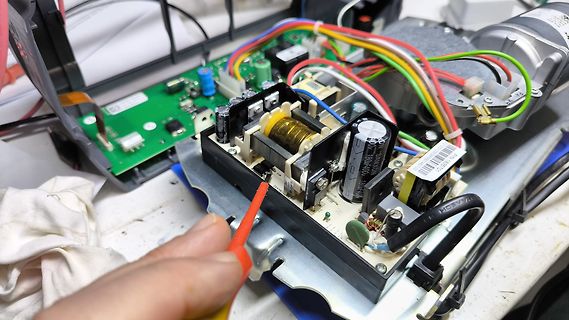 Reparatur eines elektronischen Geräts mit Werkzeug