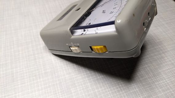 Nahaufnahme eines analogen Messgeräts