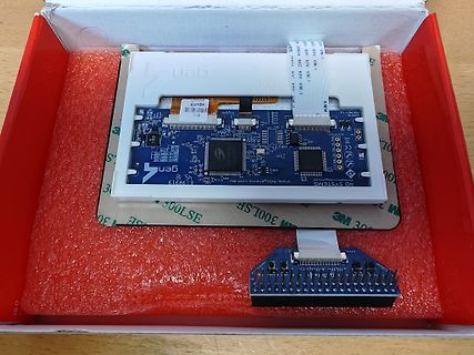 Leiterplatte mit Display und Flachbandkabel in Verpackung