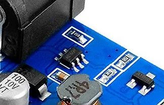 Nahaufnahme einer Leiterplatte mit elektronischen Bauteilen