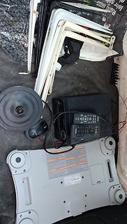 Elektronikschrott und Teile auf Boden