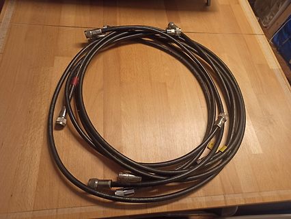 Coaxialkabel mit Steckverbindern auf Holztisch