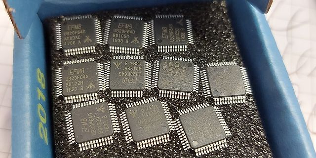 Mehrere integrierte Schaltkreise in einer Verpackung