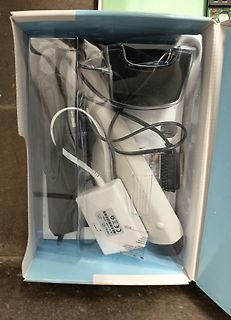Elektrisches Gerät und Netzteil in einer Verpackung