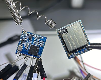 Zwei LoRa-Funkmodule mit Federkontakten