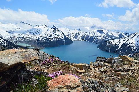 Gebirgslandschaft mit schneebedeckten Bergen und einem blauen See
