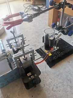 Laboraufbau mit Stativ und Glasgefäß
