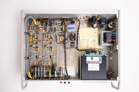 Innenansicht eines elektronischen Geräts mit mehreren Platinen
