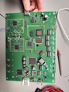 Foto einer grünen Leiterplatte mit verschiedenen ICs