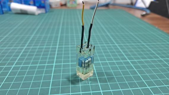 Selbstbau-Elektronikbauteil mit Drähten auf Schneidematte