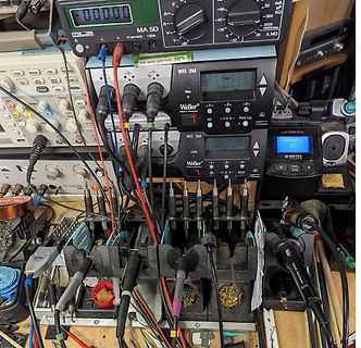Elektronik-Werkstatt mit Messgeräten und Lötstationen