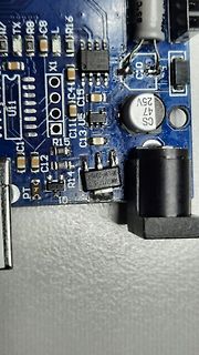 Nahaufnahme einer blauen Leiterplatte mit elektronischen Bauteilen