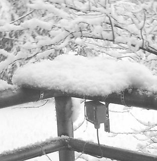 Schneebedeckte Metallkonstruktion im Freien