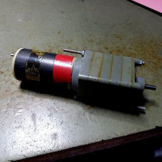 Elektromotor mit Gehäuse und Wicklungen