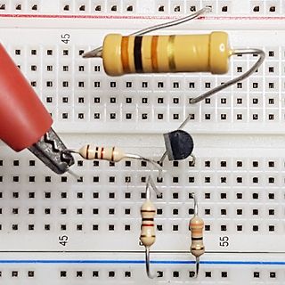 Bauteile auf einem Breadboard