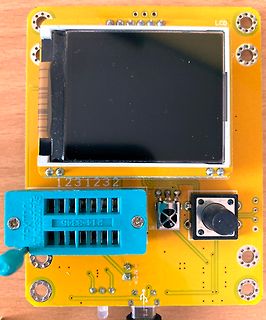 Gelbe Leiterplatte mit LCD-Display und Taster