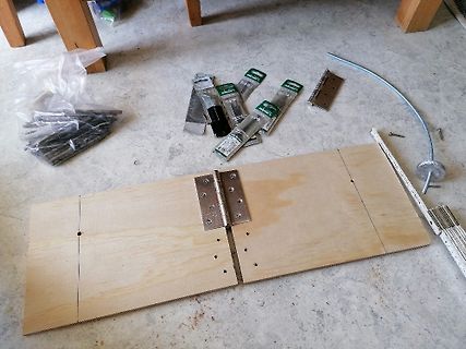 Holzbrett mit Scharnieren und Werkzeug