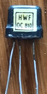 Transistor OC 810 auf Holzuntergrund