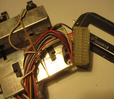 Bunter Kabelbaum und Steckverbinder an Metallgehäuse