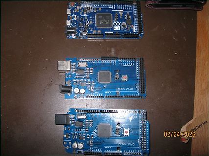 Drei Arduino Mikrocontroller Boards auf Tisch