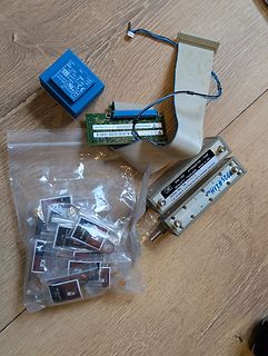 Elektronikkomponenten und Bauteile auf Holzuntergrund