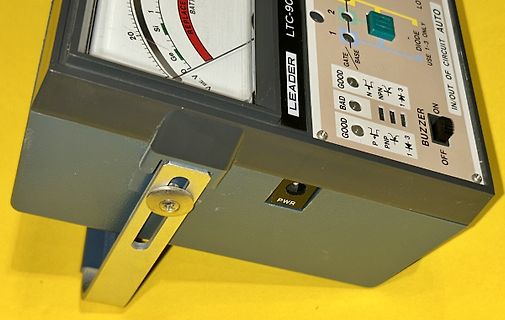 Nahaufnahme eines Leader LTC-900 Transistor Testers