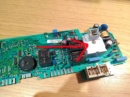 Bestückte grüne Leiterplatte mit elektronischen Bauteilen