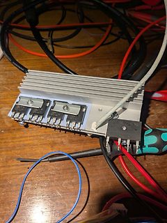 Leistungs-MOSFETs auf Kühlkörper mit Verkabelung
