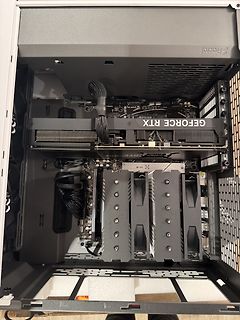 Innenansicht eines PC-Gehäuses mit Grafikkarte