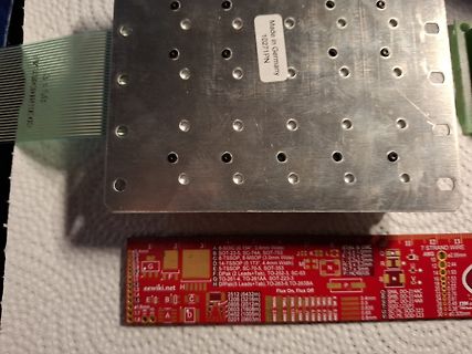 Metallplatte mit Flachbandkabel und Leiterplatten-Lineal